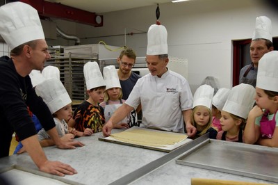 Mit Papa in der  Weihnachtsbäckerei © MG Rankweil (10).jpg
