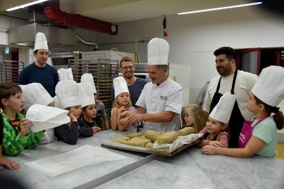 Mit Papa in der  Weihnachtsbäckerei © MG Rankweil (11).jpg