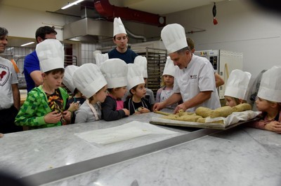 Mit Papa in der  Weihnachtsbäckerei © MG Rankweil (12).jpg
