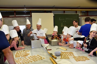 Mit Papa in der  Weihnachtsbäckerei © MG Rankweil (13).jpg