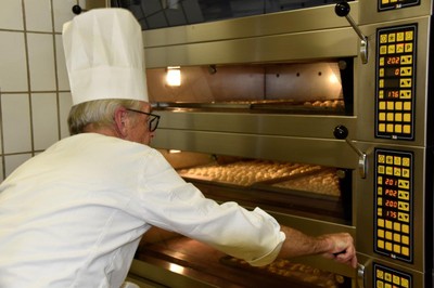 Mit Papa in der  Weihnachtsbäckerei © MG Rankweil (14).jpg