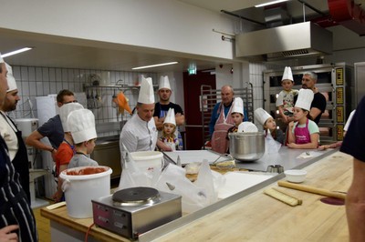 Mit Papa in der  Weihnachtsbäckerei © MG Rankweil (2).jpg