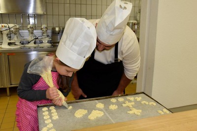Mit Papa in der  Weihnachtsbäckerei © MG Rankweil (3).jpg
