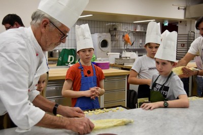 Mit Papa in der  Weihnachtsbäckerei © MG Rankweil (5).jpg