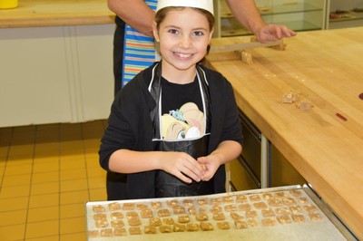 Mit Papa in der  Weihnachtsbäckerei © MG Rankweil (7).jpg