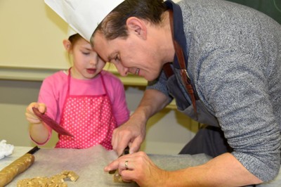 Mit Papa in der  Weihnachtsbäckerei © MG Rankweil (8).jpg