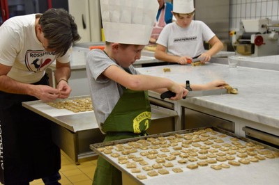 Mit Papa in der  Weihnachtsbäckerei © MG Rankweil (9).jpg