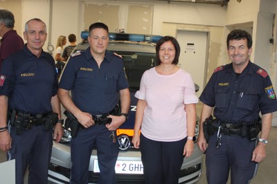 Bgm. Katharina Wöß-Krall mit der Gemeindepolizei © Thomas Knobel.jpeg