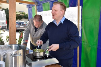 Suppenpräsentation der Frühlingssuppe © Marktgemeinde Rankweil.JPG
