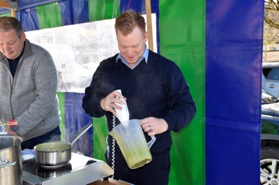 Suppenpräsentation der Frühlingssuppe © Marktgemeinde Rankweil.JPG