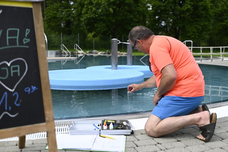 Bademeister Thomas Schutti bei der Arbeit im Erlebnisbad Frutzau in Sulz © MG Rankweil