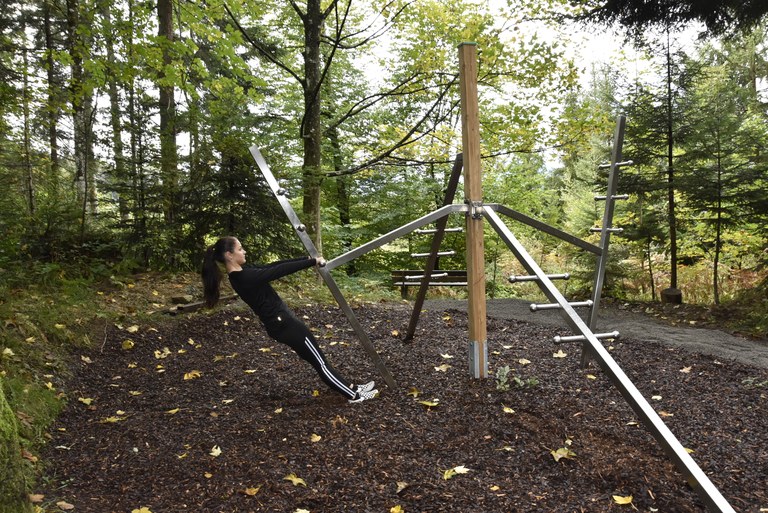 Frau beim Training an einem Gerät des Fitnessparcours am Schafplatz ©  MG  Rankweil