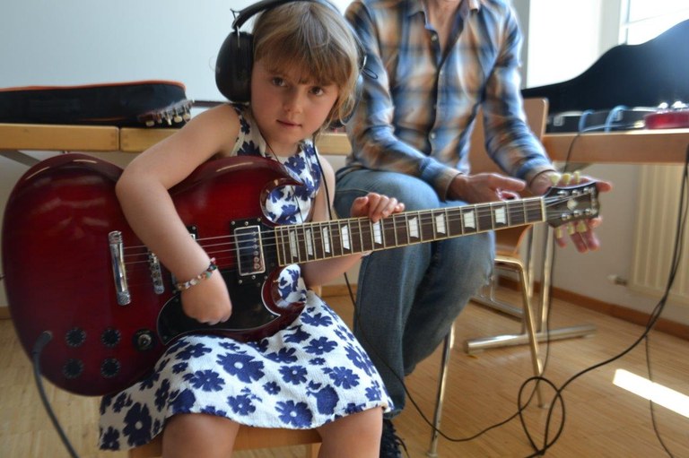 Mädchen an E-Gitarre © MG Rankweil