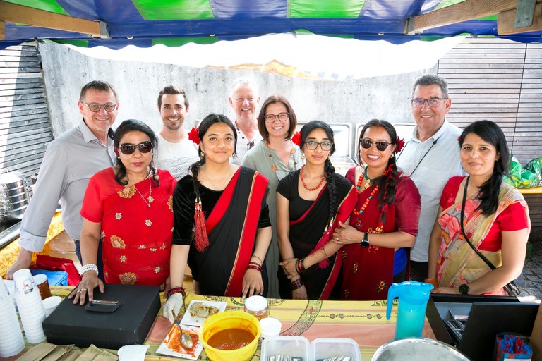 Landtagsabgeordneter Christoph Thoma, Andreas Wally (Abteilung Vereine, Jugend, Kultur und Sport der MG Rankweil), Bgm. Katharina Wöß-Krall und Gemeinderat Helmut Jenny beim Stand des Kulturvereins Dhanebat aus Nepal. © Dietmar Mathis
