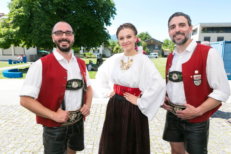 Festteilnehmer*innen in österreichischen und serbischen Trachten © Dietmar Mathis