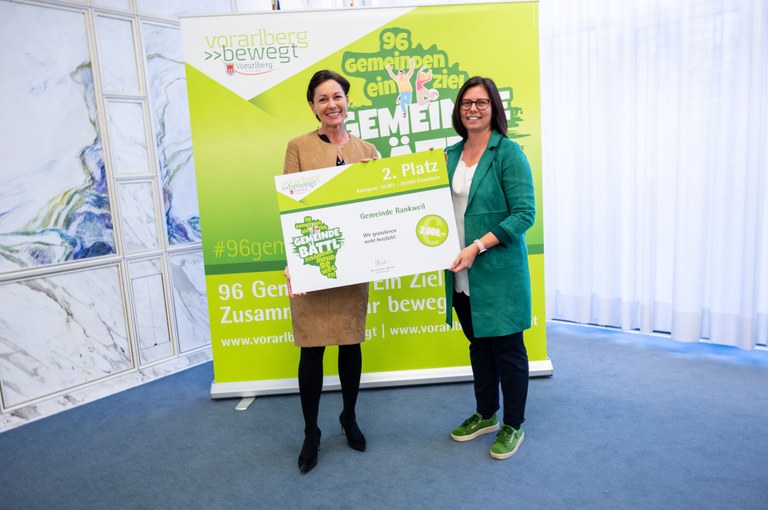 Sportlandesrätin Martin Rüscher gratulierte Rankweils Bürgermeisterin Katharina Wöß-Krall zum zweiten Platz in der Kategorie 10.001 bis 20.000 Einwohner*innen © VLK/Serra