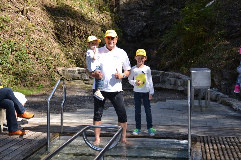 Familie an der Kneippanlage am Loger