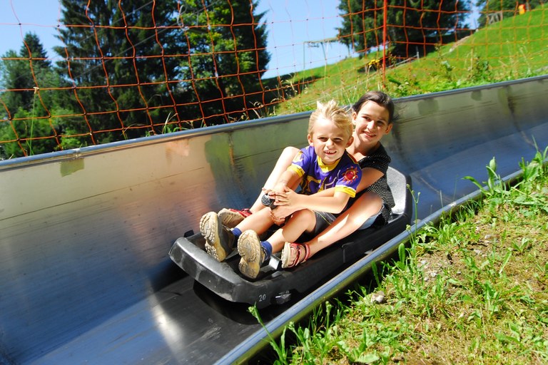 Kinder beim Rodeln