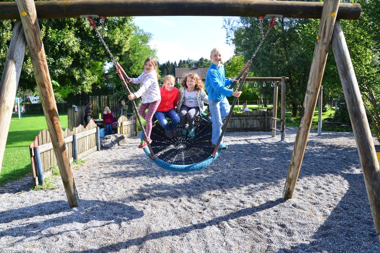 Kinder beim Spielplatz Bifang