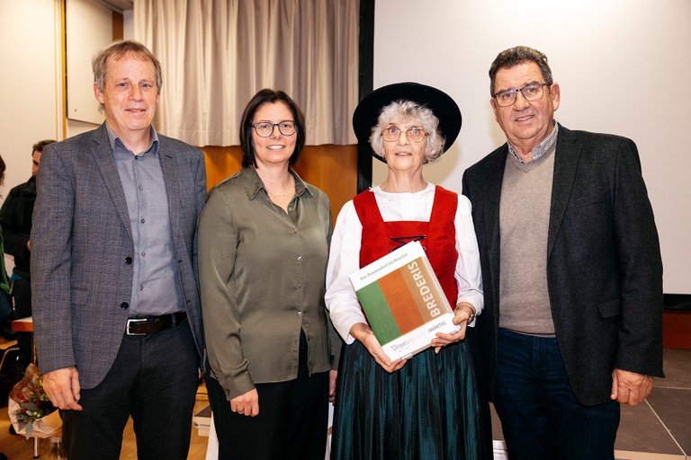 (v.l.) Archivar Norbert Schnetzer, Bürgermeisterin Katharina Wöß-Krall, Autorin Doris Steidl und Gemeinderat Helmut Jenny freuten sich über die Brederis-Chronik. (© Lisa Mathis)