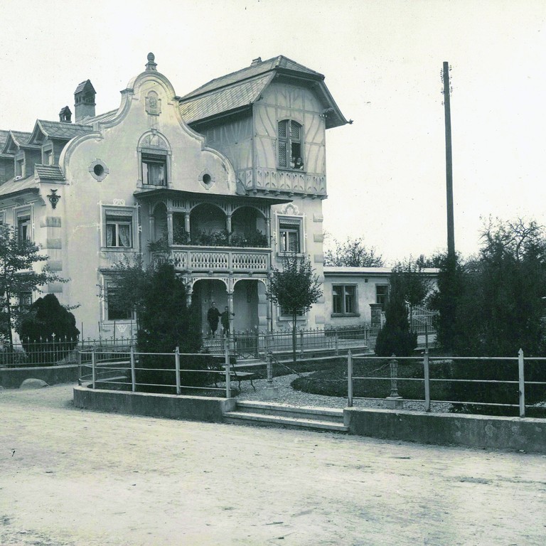 Die Marte-Villa mit Sticklokal rechts, nach 1910