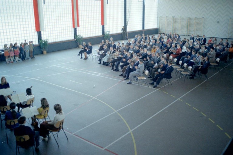 Am 1. Oktober 1972 wurde die Schule im Turnsaal in Anwesenheit vieler namhafter Personen wie Landeshauptmann Dr. Herbert Kessler, Bürgermeister Dipl.-Ing. Rudolf Ammann von Pfarrer Anton Angergassen eingeweiht. © Sammlung Helmut  Klapper