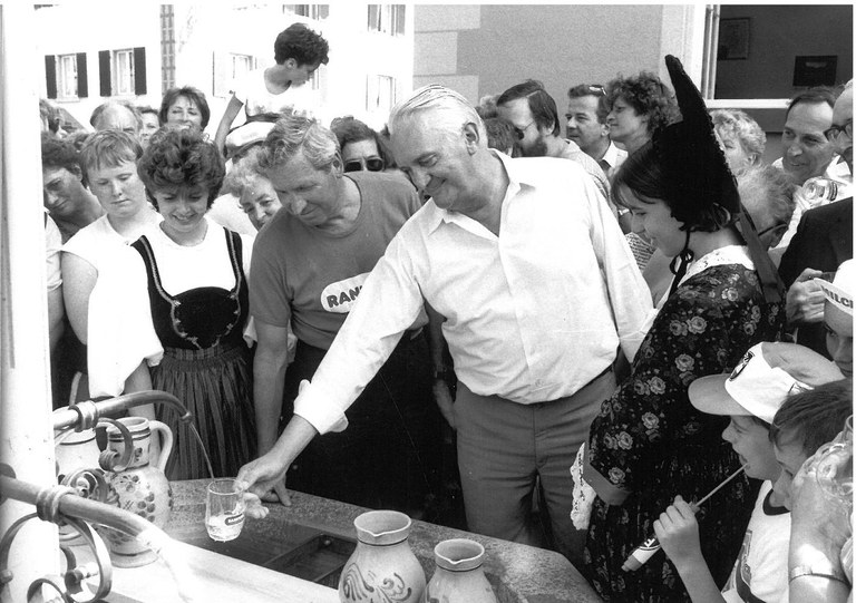 Der damalige Bürgermeister Dr. Thomas Linder bei der Brunneneröffnung © Gemeindearchiv