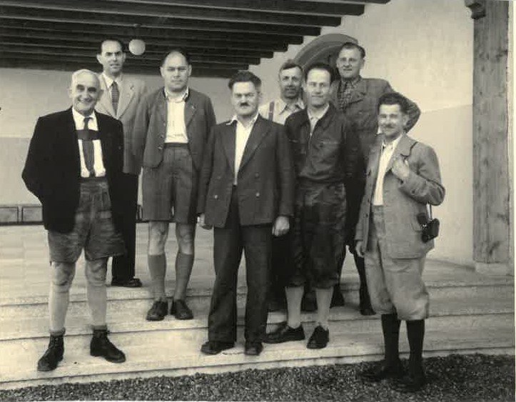 Der erste, nach den Wahlen vom April 1950 bestellte Gemeindevorstand bestand aus dem Bürgermeister und fünf Gemeinderäten. Von links: Hans Knecht, Albert Mayer, Franz Kielwein, August Fröhlich, unbekannt, Eugen Riedmann, Gemeindebauleiter Jakob Marte, Josef Rheinberger, um 1952. © Marktgemeinde Rankweil