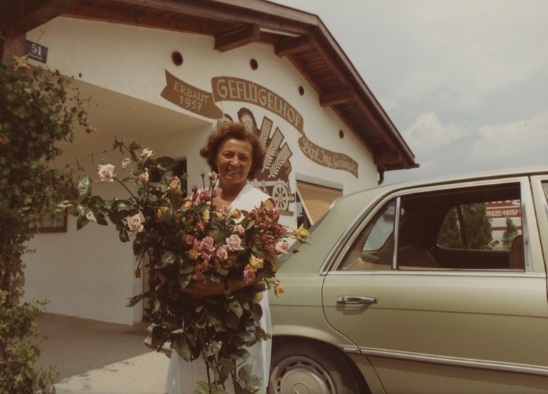 Anny Geringer mit Rosen um 1985 © Geringer
