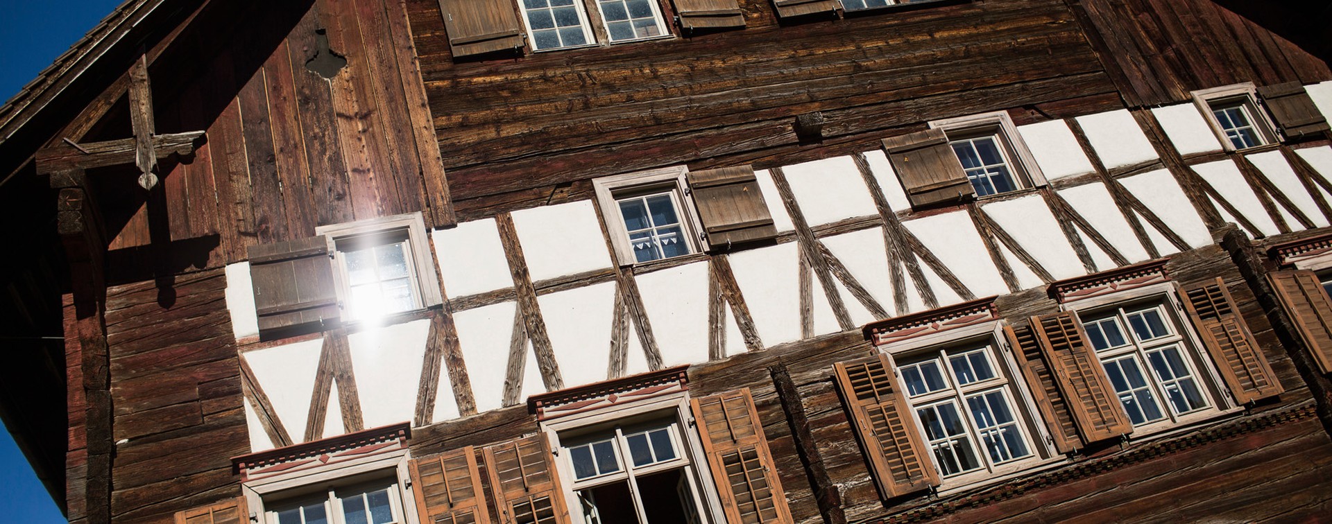 Seine einmalige Lage, mitten im Herzen Rankweils und dennoch ruhig, gepaart mit dem besonderen Flair eines 350 Jahre alten Rheintalhauses, machen das Schlosser-Ammann-Haus zu einem Schmuckstück unter den Veranstaltungsräumen.