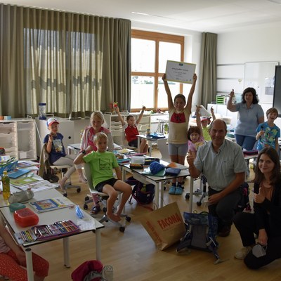 Umwelt-Gemeinderat Alejandro Schwaszta bei der Scheckübergabe in der Volksschule Brederis.