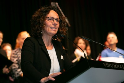 03 Shalom-Obfrau Beate Ender trug ein Gedicht vor  ©Mathis Fotografie.jpg