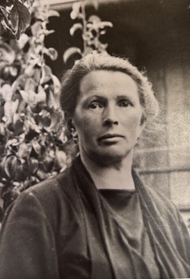 04_Louise Sinnstein die Großmutter um 1943.jpg
