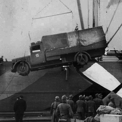 07_Verschiffen eines Lastautos von Josef Nigg_sw.jpg