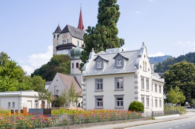 Die Häusle-Villa und angrenzende Stickerei mit Blick auf die Basilika von Rankweil © Röfix - Dietmar Walser