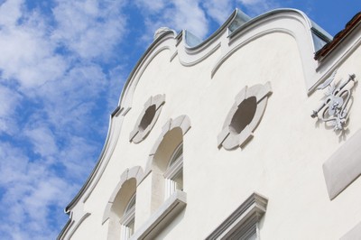 Detaillierte Facharbeiten wurden auch an der Fassade und am Dach bei der Häusle-Villa durchgeführt © Röfix - Dietmar Walser