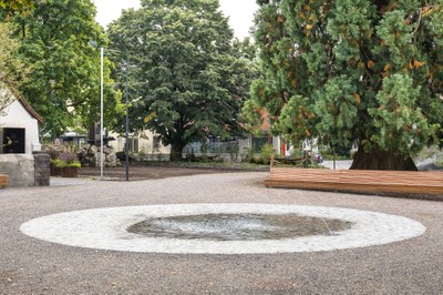 Ein Hingucker: Der neu gestaltete Park mit Brunnen direkt neben der Häusle-Villa © Röfix - Dietmar Walser