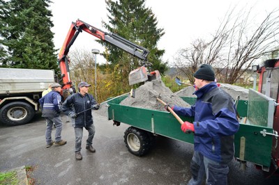50 Tonnen Sand wurden ausgegeben. © Makrtgemeinde Rankweil _ Bernd Oswald.jpg