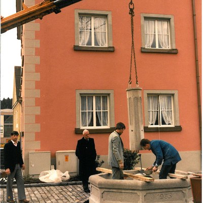 Buergermeister Thomas Linder überwachte die Fertigstellung des Brunnens.jpg
