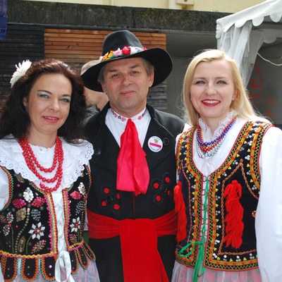 Bunte Trachten beim Fest im Jahr 2013.JPG