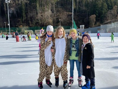 Fasching auf dem Eis Elisa, Alexis, Amelie und Katharina© Privat.jpg