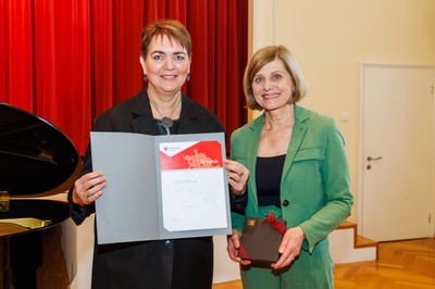Gerda Poppa mit LR Barbara Schöbi-Fink.jpg