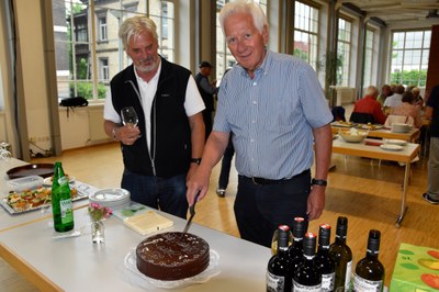Guntram Sauerwein und Herbert Tschernig beim Anschneiden der Ju.JPG