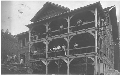 Im Jahr 1910 wurde das Wirtschaftsgebäude um einen Stock erhöht und die imposante Veranda gebaut.jpg