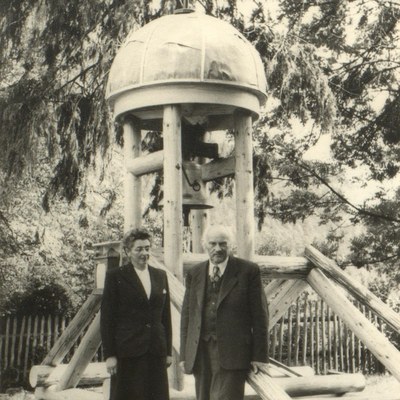 Patin Hilde Rothmund und Spender Othmar Heinzle vor der Glocke der Freschenkapelle.jpg