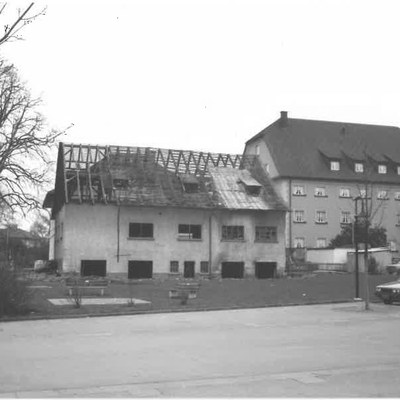 Im April 1987 wurde der zum Gebäude gehörende Stall abgebrochen. Lange Jahre hatte er der Raiffeisenbank als Lager gedient. © Marktgemeinde Rankweil