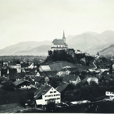 Unmittelbar vor der Volksschule Markt, damals noch mit nur einem Obergeschoss, ist das Haus der Werders (linker, unterer Bildrand) zu sehen, um 1890.JPG