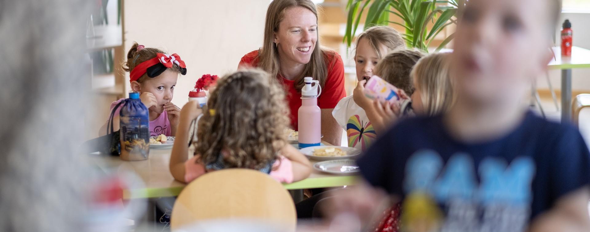 Wirf einen Blick hinter die Kulissen unserer Kindergärten und entdecke, wie wir dieses so wichtiges Berufsfeld in unserer Gemeinde leben.