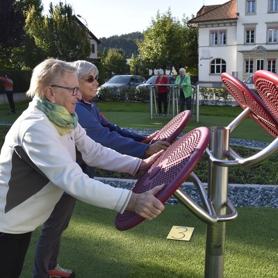 Zirkeltraining unter freiem  Himmel