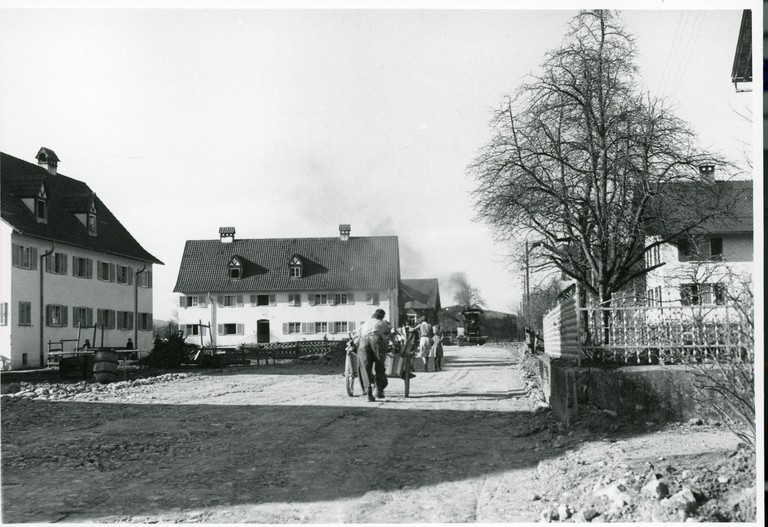 Blick auf die Südtiroler Siedlung beim Bau der Montfortstraße in den 1950er Jahren © Gemeindearchiv Rankweil